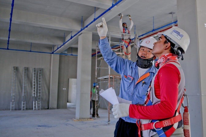 construction workers deciding risk management strategies
