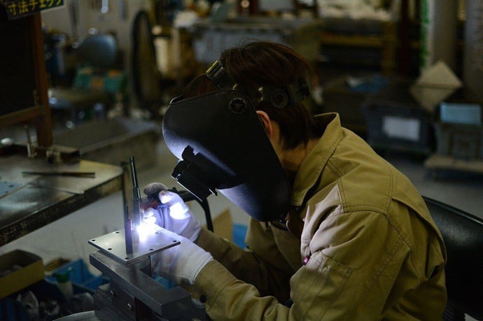 a manufacturing employee working with the latest tech 
